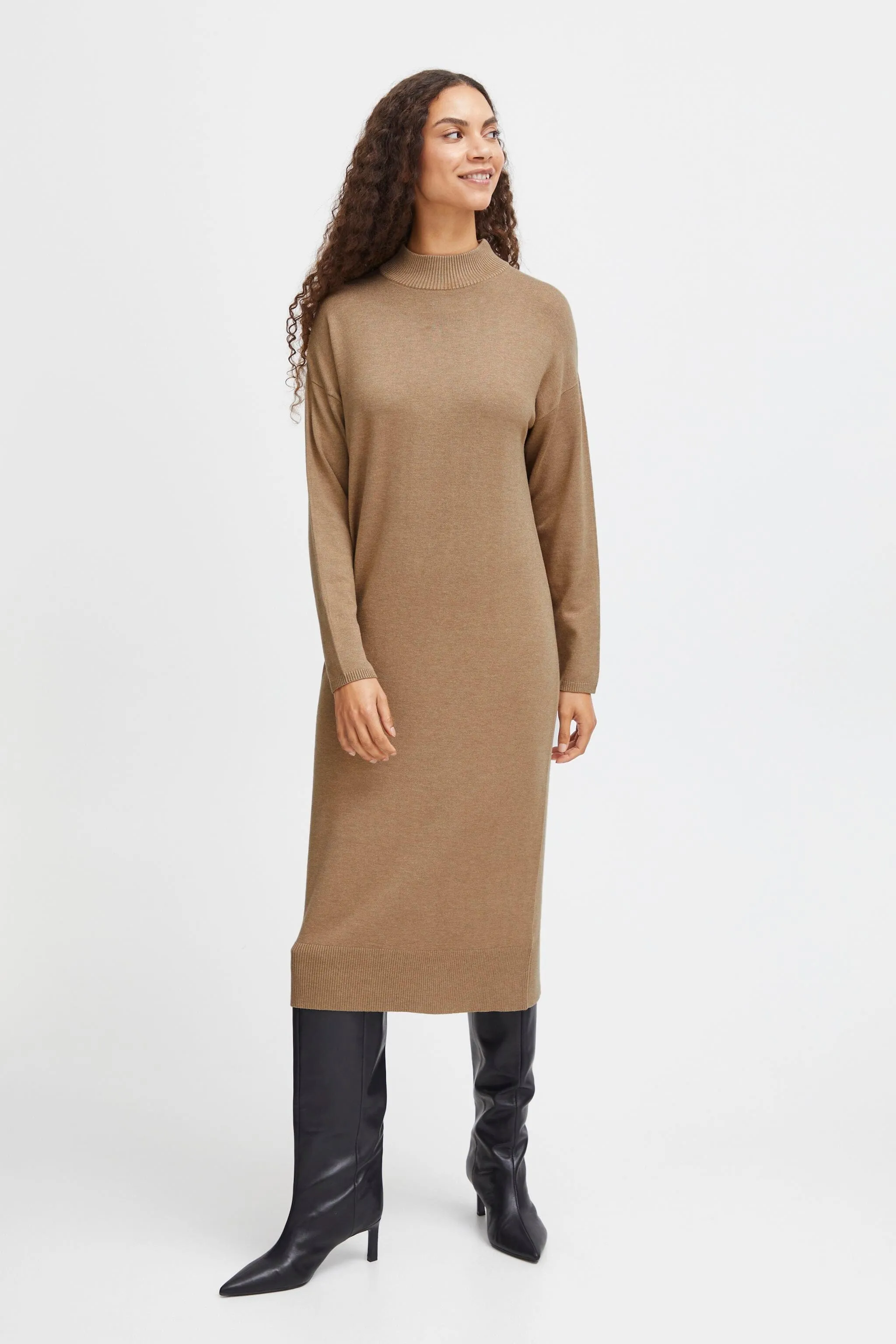 ELEVATED CAMEL SWEATER DRESS confident look Maximalist-Trend
