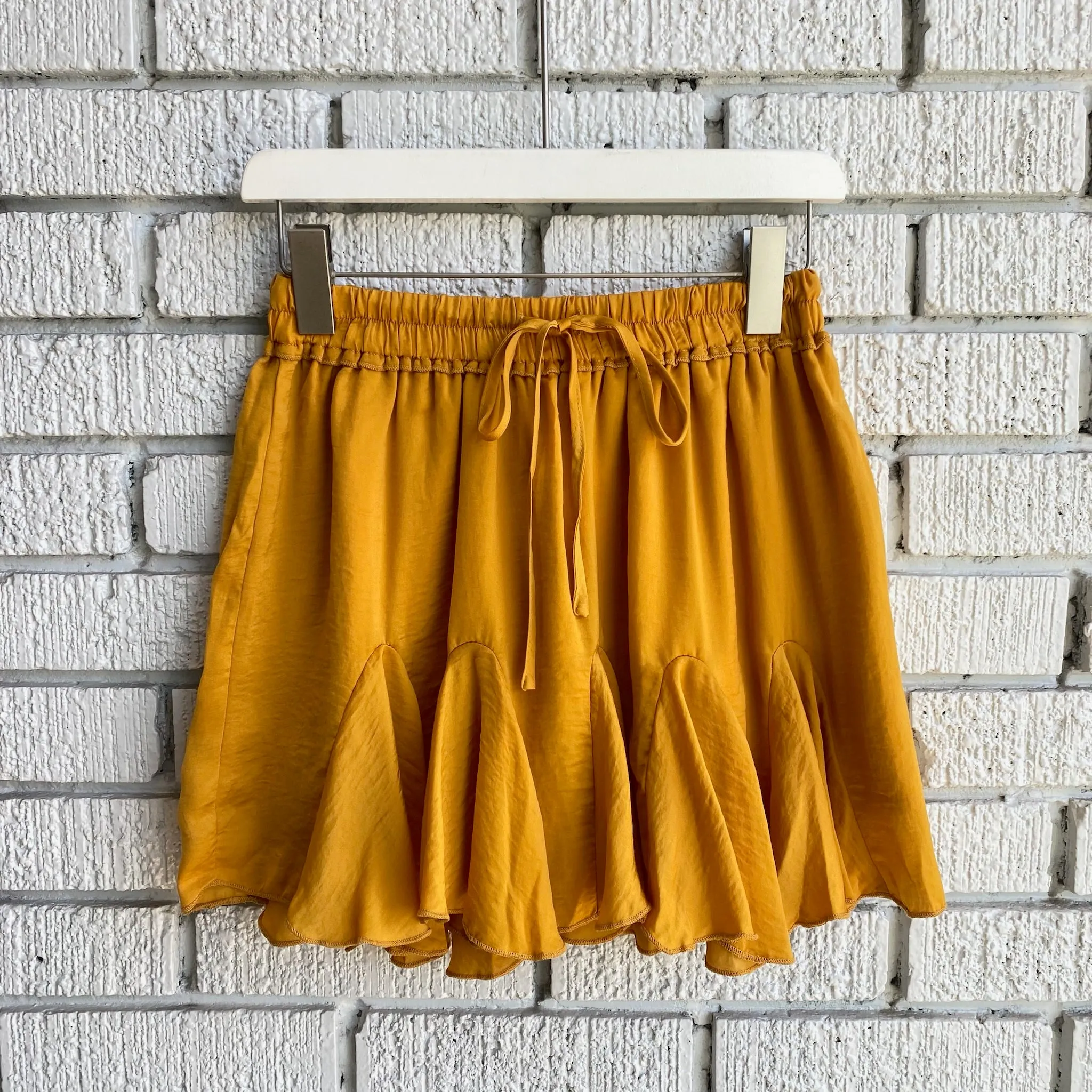 SURANNE Mini Skirt Neutral Look