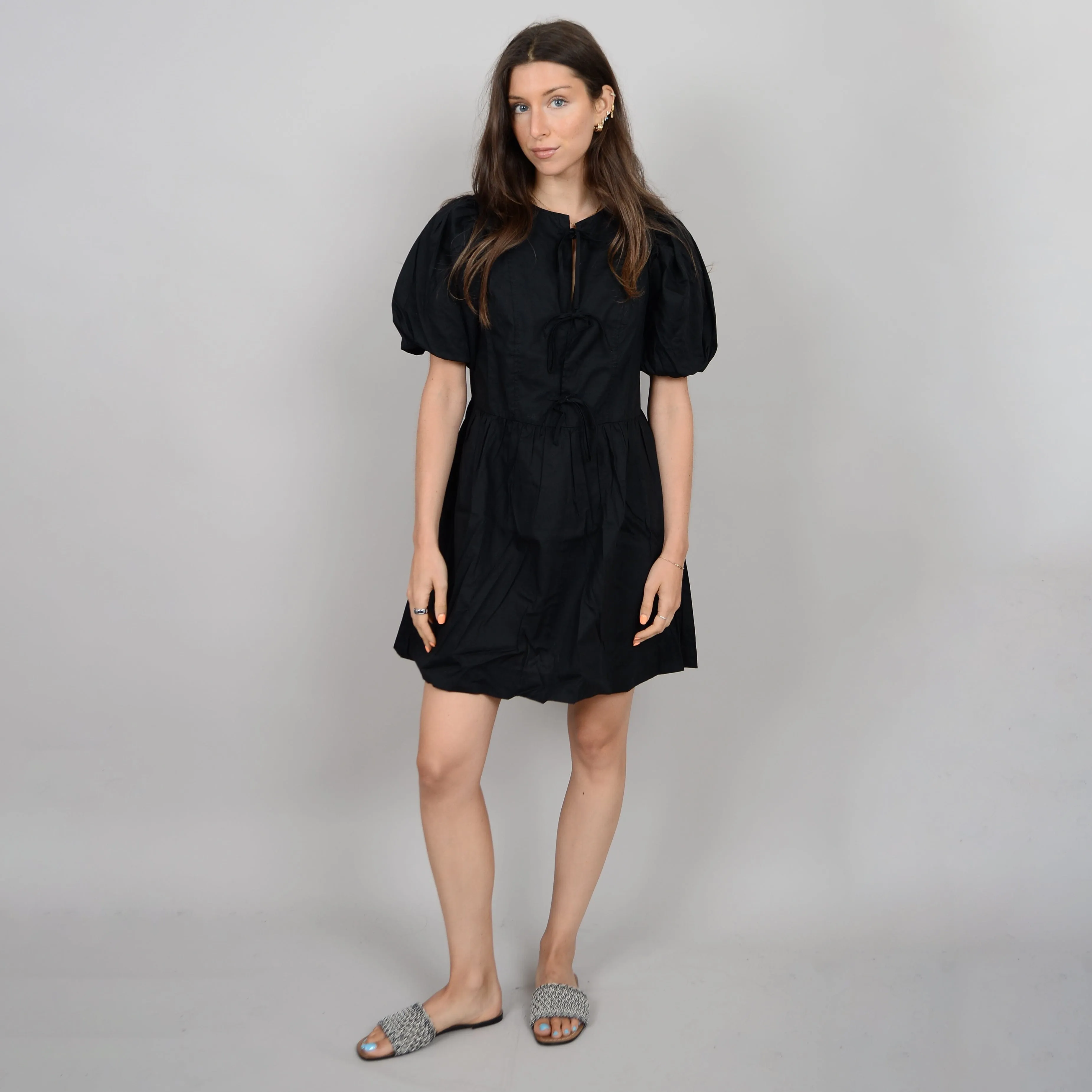 Subtle pattern Bright-colored piece FRONT TIE PUFF SLEEVE PEPLUM DRESS (BLACK)