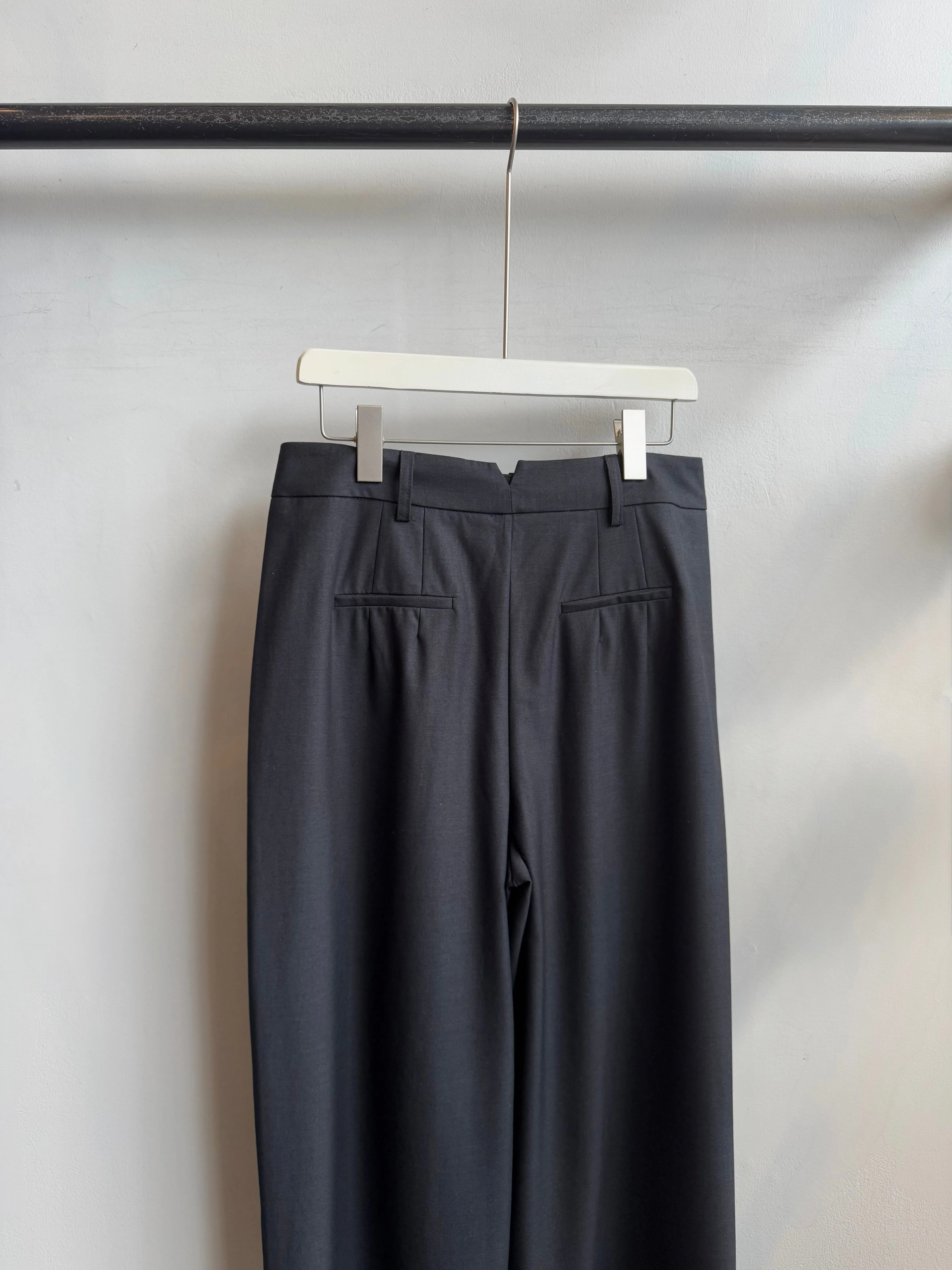 GROUNDED Trousers Sleek Fit