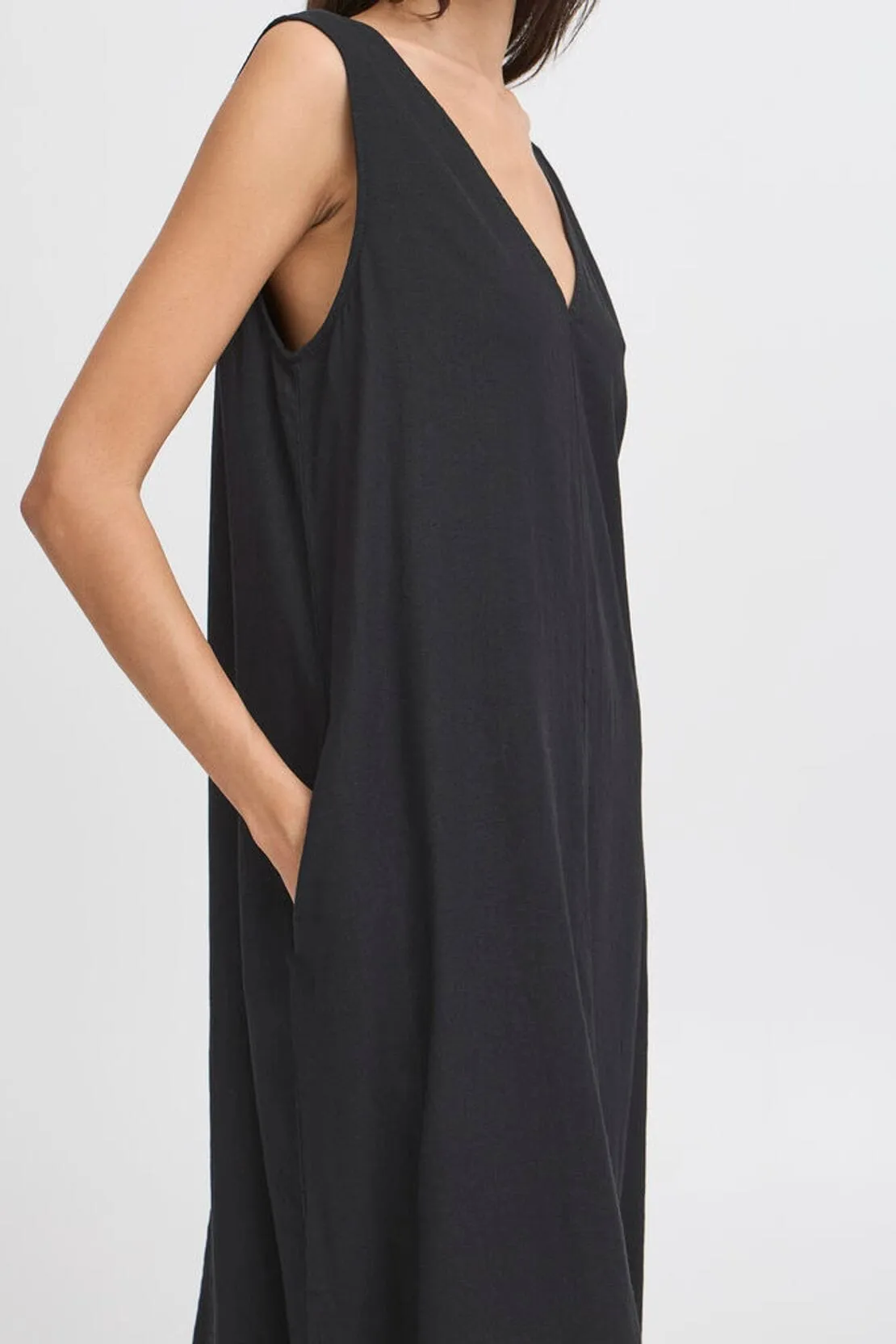 LINEN V-NECK DRESS (BLACK) Curve Friendly