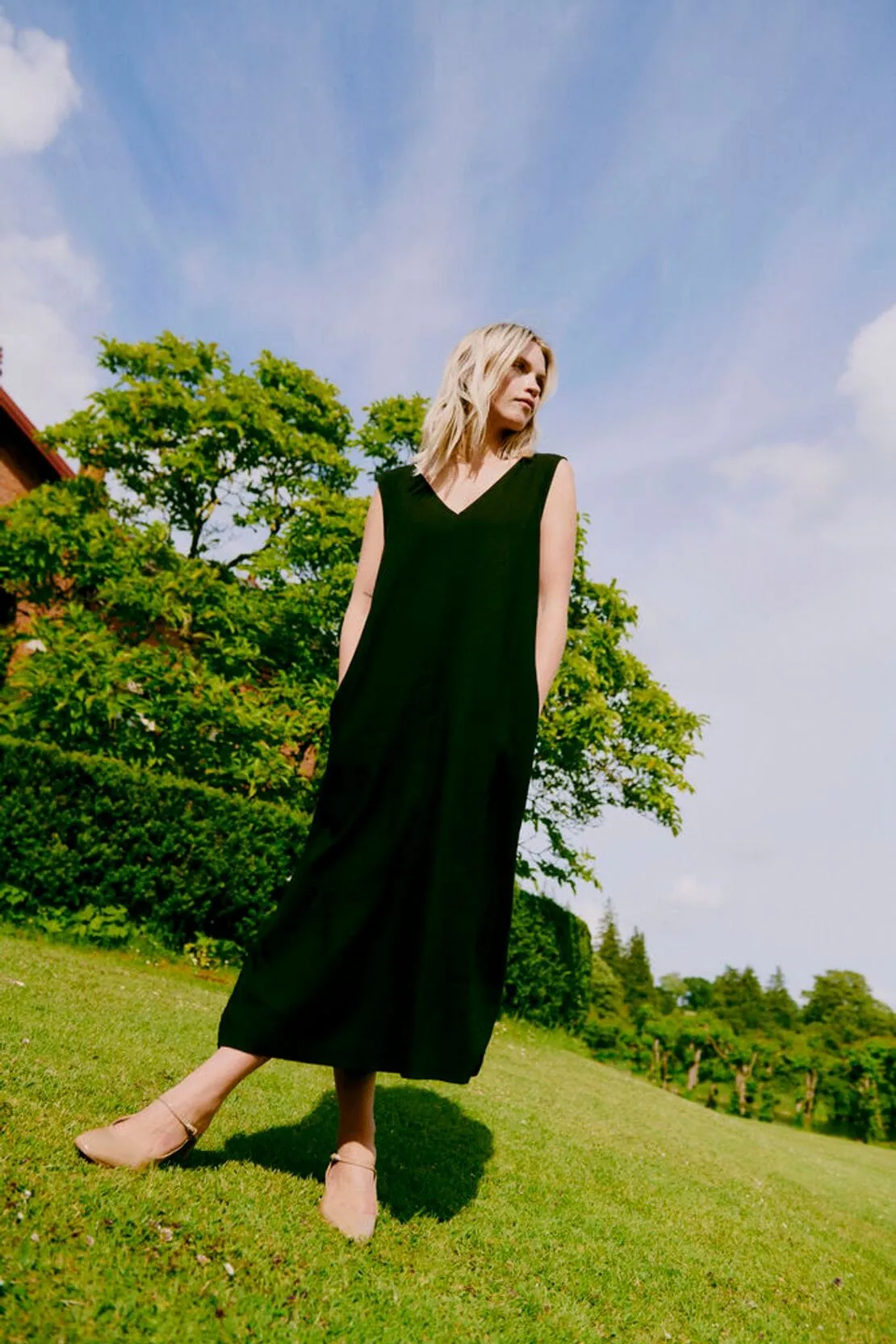 LINEN V-NECK DRESS (BLACK) Formed Look Luxe Comfort