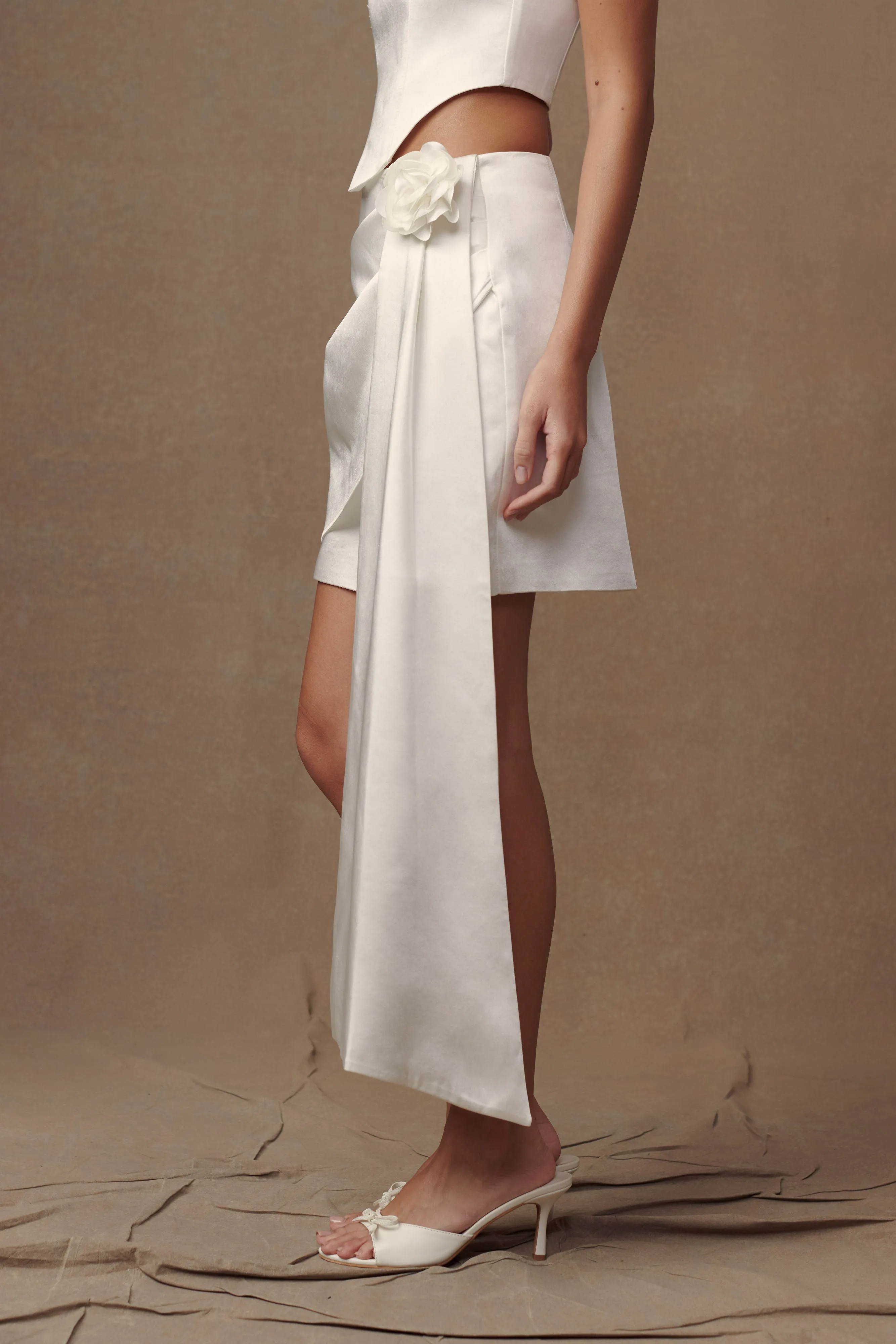 Minimalist Fit Practical Wear Margot Rose Mini Skirt - White