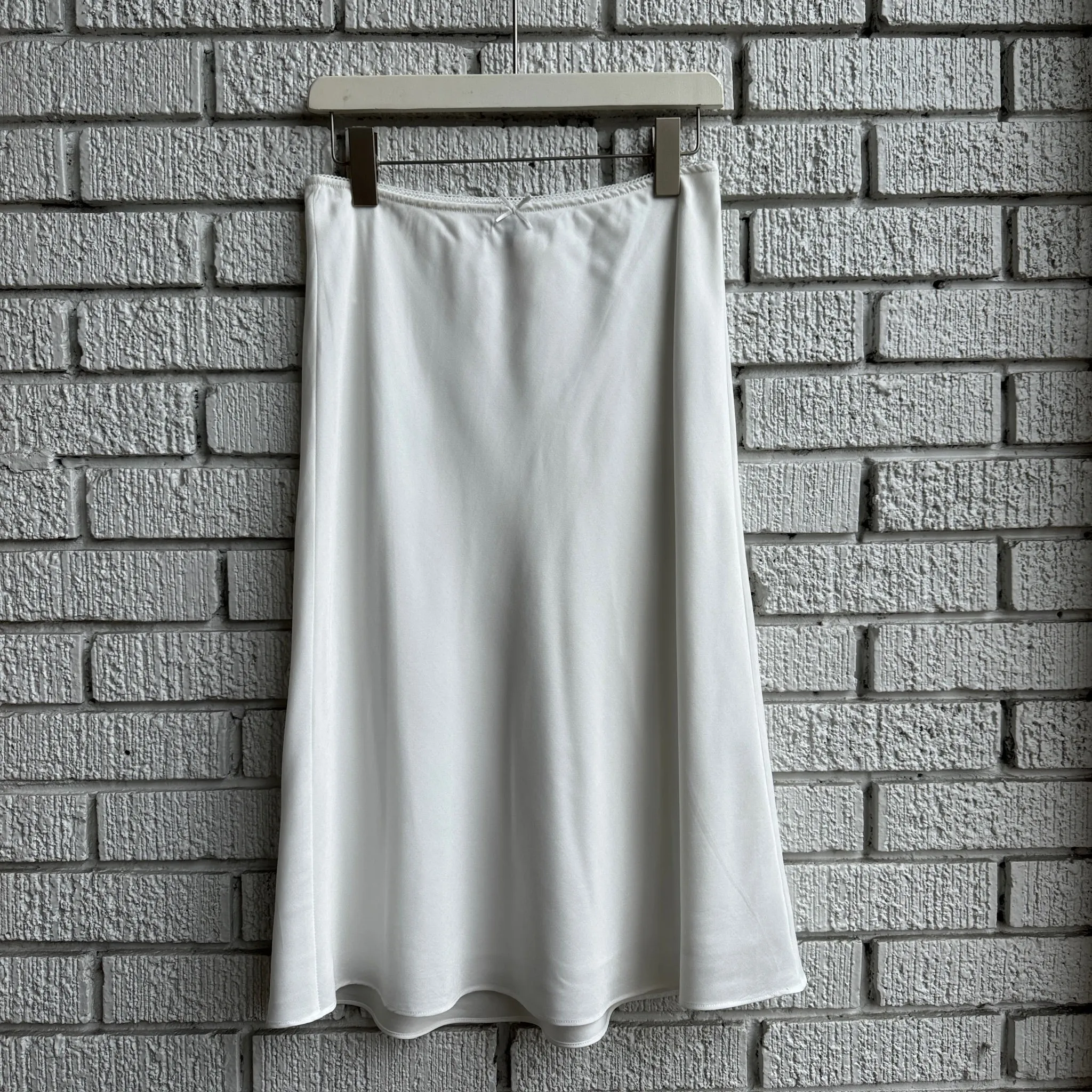 ONE AND ONLY Skirt Diagonal Slit