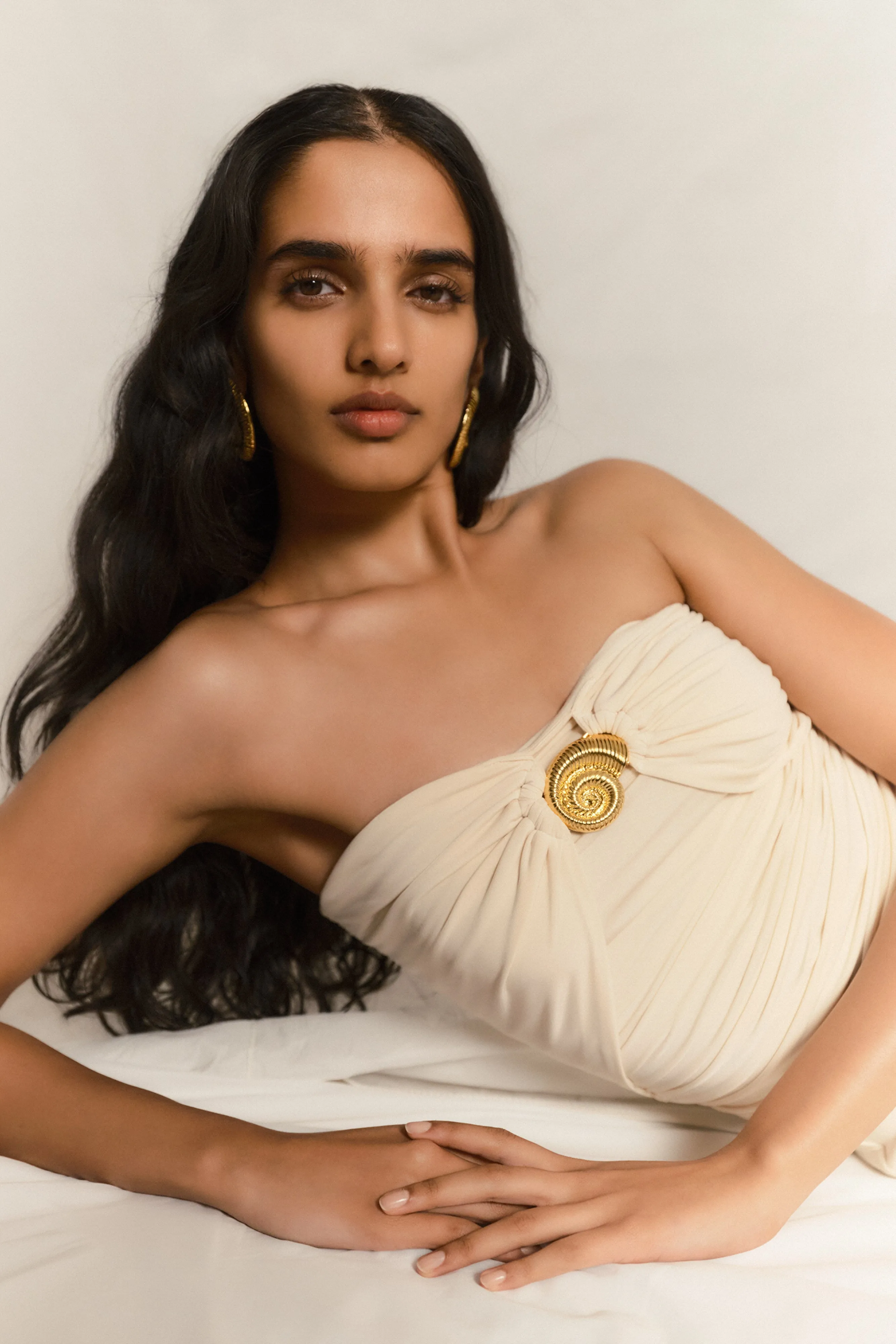 Stretch Comfort Winslet Strapless Slinky Longline Top With Shell Hardware - Ivory